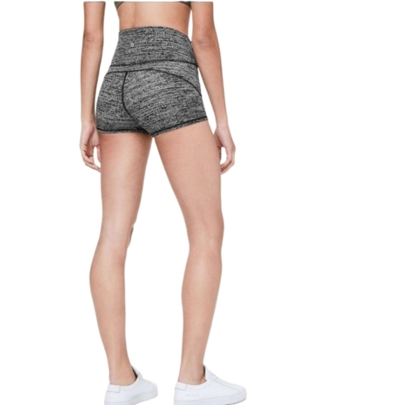 Lululemon In Movement Biker Shorts Everlux 2.5" In Ice Grey Black Size 4 - Picture 4 of 6